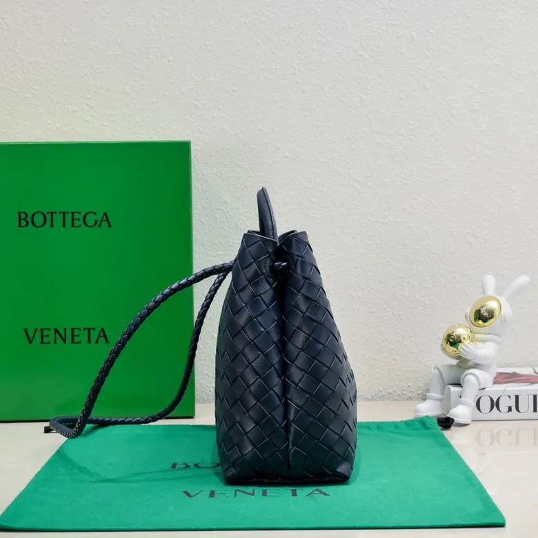 The 2023 new Andiamo batch of 2260 BV has been shipped‼ ️Really popular🔥The new Andiamo woven handbag launched by Bottega Veneta this season is really popular all over the world! ! Celebrities at home and abroad have worn it, and Oscar-winning actress Michelle Yeoh has taken it out on the street. Song Jia, Trai Yara, Yu Feihong, Sanji Ayaka, Rosie Hunting-Whiteley, Yoshioka Riho, etc. have all picked up this bag. It is classic and versatile, showing off its temperament, and the bag capacity is also large, which is very convenient for daily commuting! ! A variety of carrying methods, the shoulder straps can be adjusted by yourself, the original lambskin feels soft and delicate, and the unisex style breaks gender boundaries and brings a more practical and longer-lasting use experience. Andiamo, which has both elegant and casual styles, perfectly interprets the true appearance of "fashionable old money style". Style number: 8463 Size: 32*24*12